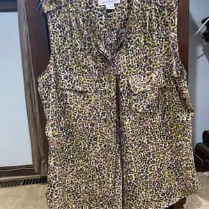 Liz Clairborne sleeveless summer top. Size L. Button up front.